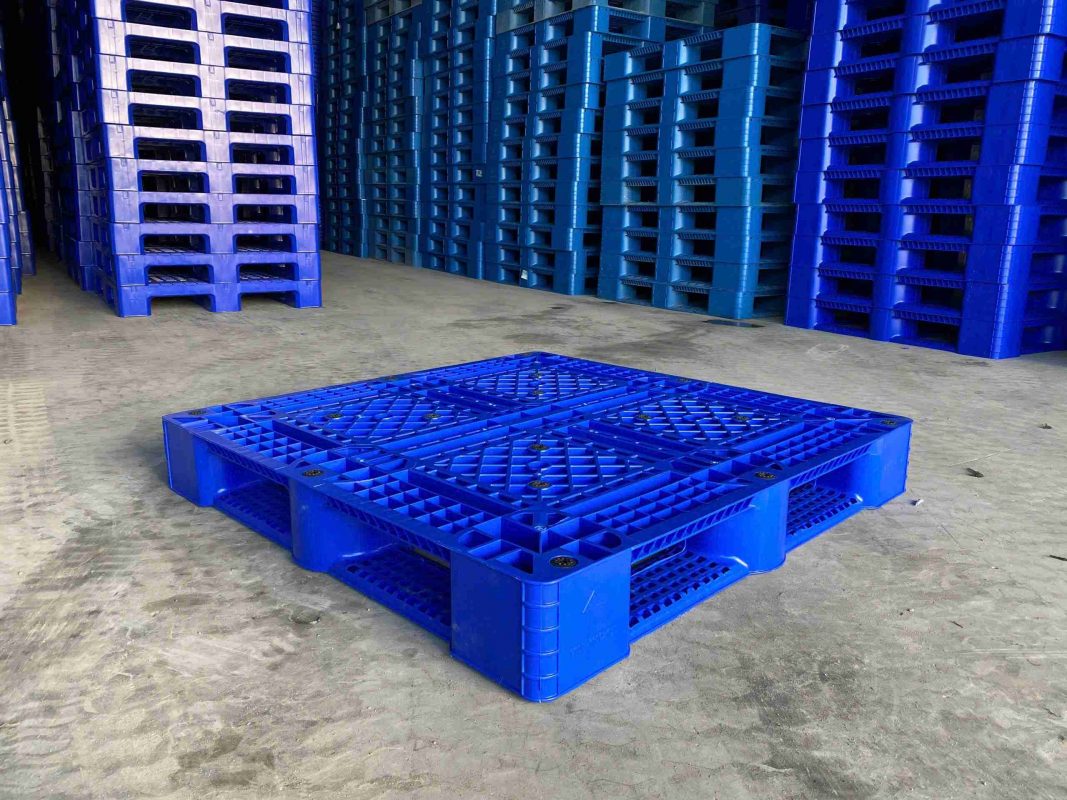 pallet-nhua-pho-bien-1