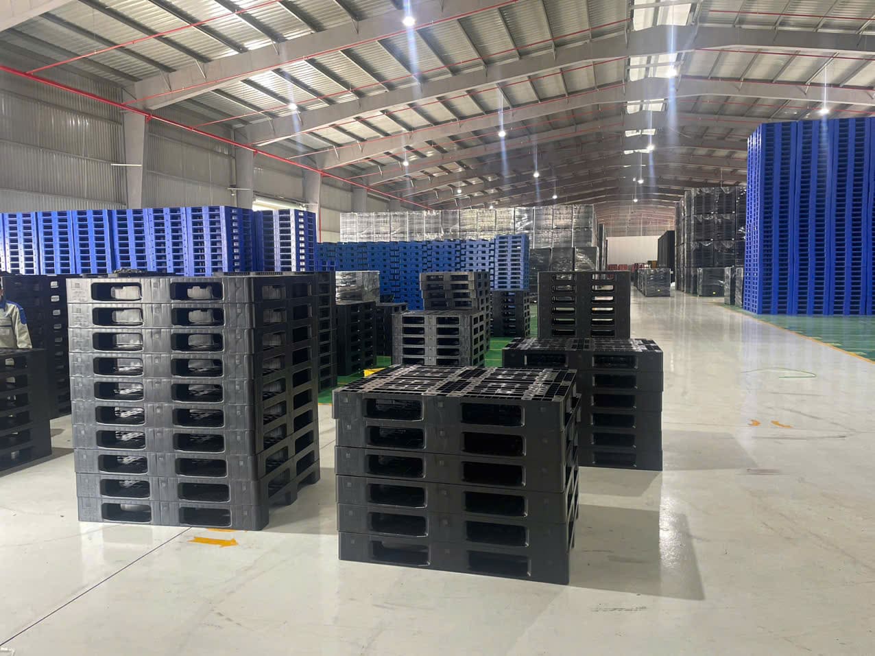 tai-sao-can-pallet-nhua-de-luu-tru-hang-hoa-1